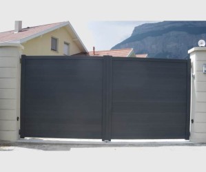 204-portail-battant-gris-alu-plein-lames-horizontales-st-egreve-fabrication-installation-entretien-alproconcept