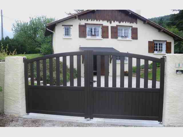 -portail-battant-alu-arrondi-ajouré-champagnier-fabrication-installation-entretien-alproconcept
