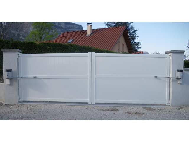 portail-battant-alu-plein-lames-verticales-bernin-fabrication-installation-entretien-alproconcept