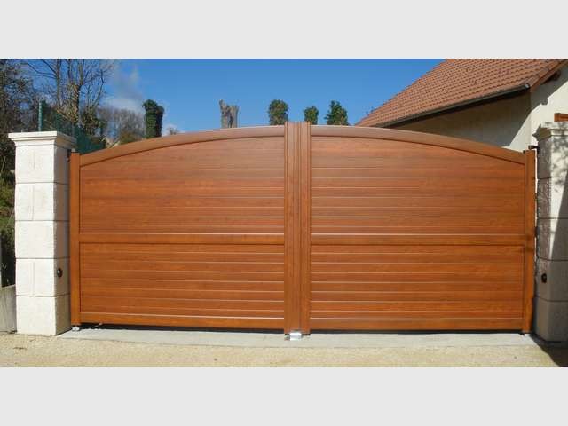 202-portail-battant-alu-bois-arrondi-lames-horizontales-sinard-fabrication-installation-entretien-alproconcept