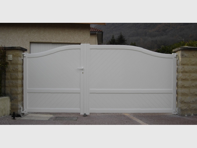 portail-battant-alu-chapeau-de-gendarme-crolles-fabrication-installation-entretien-alproconcept