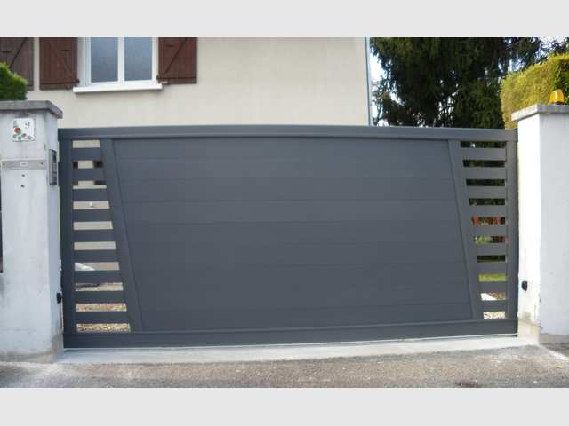 portail-coulissant-alu-contemporain-ajouré-gieres-fabrication-installation-entretien-alproconcept