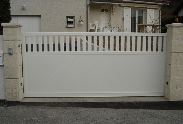 portail-coulissant-contemporain-ajouré-cloture-travé-claix-fabrication-installation-entretien-alproconcept