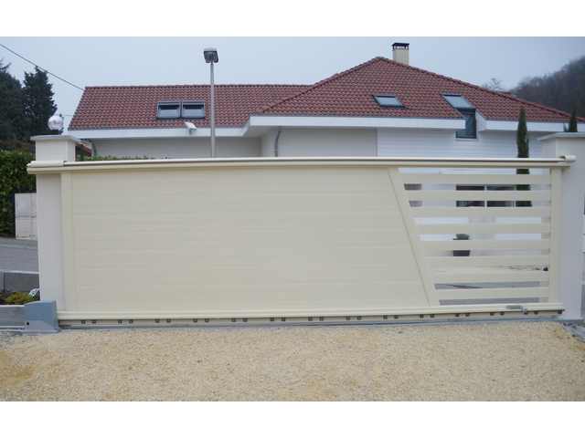 portail-coulissant-contemporain-ajouré-cloture-travé-meylan-fabrication-installation-entretien-alproconcept