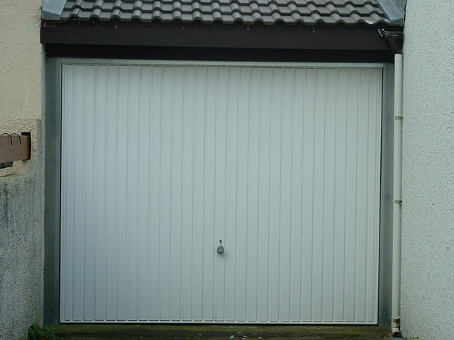 Porte basculante débordante